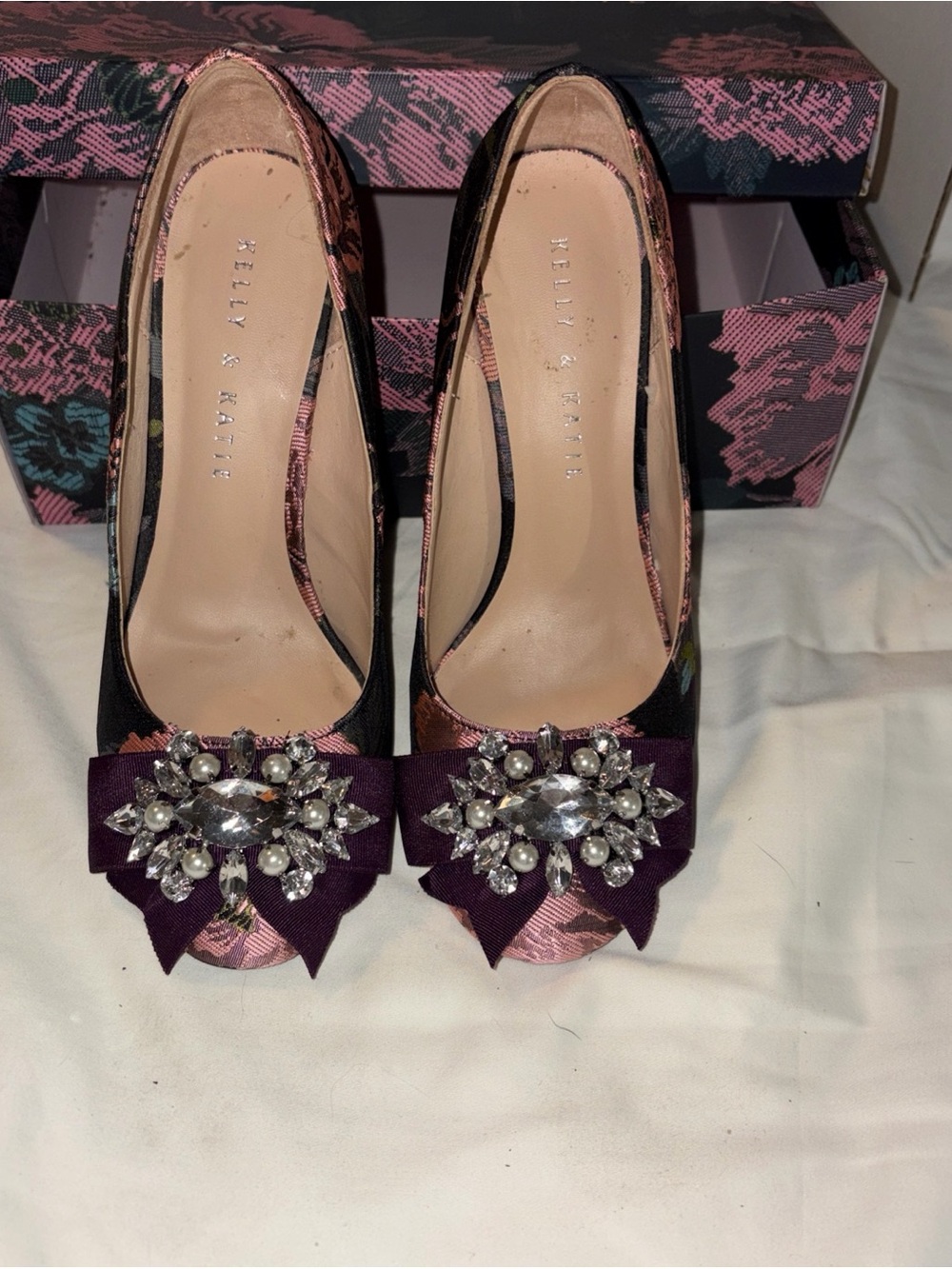 Kelly & Katie CAMERLONA fabric upper W/Jeweled Bow Pointed-Toe Pumps Size 6 EUC!